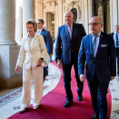 Kongeparet og utenriksminister Jorge Faurie ankommer næringslivsseminaret som innleder statsbesøkets andre dag. Foto: Heiko Junge / NTB scanpix